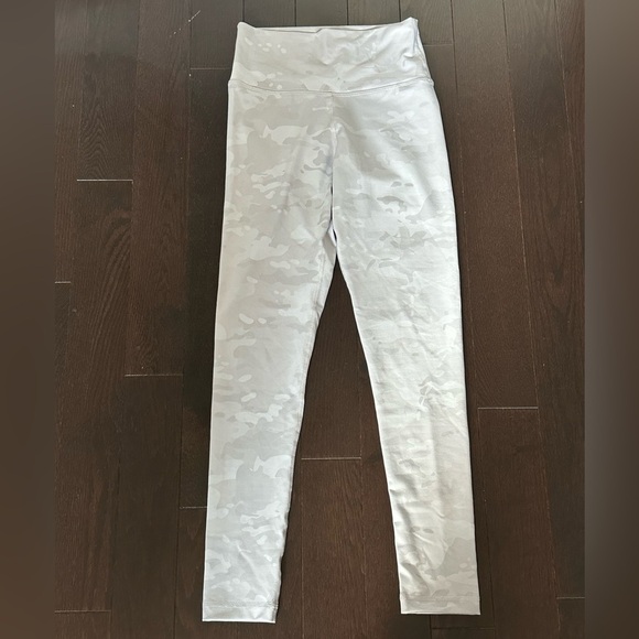 ⚡️2/$25⚡️ TNA Aritzia Light White and Gray Camouflage Leggings | NWOT | XS - Picture 6 of 6